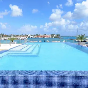 Stylish Luxury Condo, Location, Ocean View, Pool, Gym Oranjestad